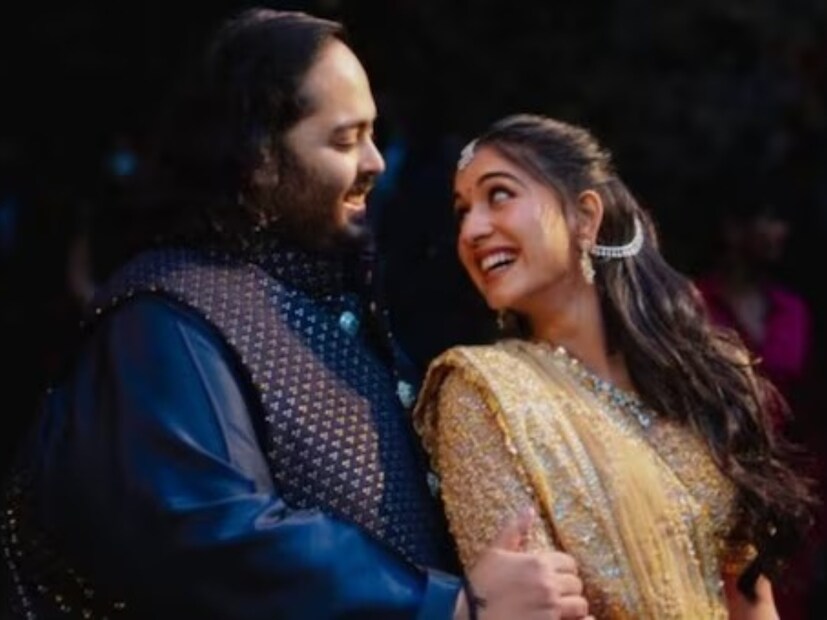 পাপারাৎজিদের ক্যামেরাবন্দি ছবি এবং ভিডিও-য় দেখা যায় যে, সাদা রঙের হুডি এবং বেইজ কার্গোতে কুল এবং ক্যাজুয়াল অবতারে বিমানবন্দর থেকে বেরিয়ে আসছেন মার্কিন গায়ক জে ব্রাউন। আর অন্য দিকে, ব্ল্যাকস্টোন বেছে নিয়েছিলেন অল-ব্ল্যাক লুক।