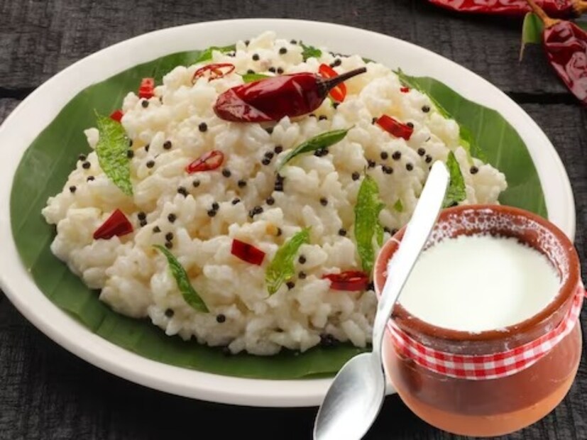 গরমে ব্রেকফাস্টে দই-চিঁড়া, আম-চিঁড়া, ছাতু, রুটি, পাউরুটির মতো হাল্কা খাবার খান। ভাতের সঙ্গে প্রচুর শাকসবজি, ছোট-বড় মাছের হালকা রান্না করা খাবার খান তাতে শরীর সুস্থ থাকবে।   