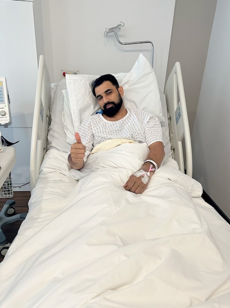 হাসপাতালের বেড থেকে তাঁর অপারেশনের আপডেট দিয়েছেন৷ তাঁর অস্ত্রোপচার হয়েছে ব্রিটেনে৷ নিজের পোস্টে শামি লিখেছেন,  “এইমাত্র আমার অ্যাকিলিস টেন্ডনে একটি সফল হিল অপারেশন হয়েছে। রিকভারির জন্য কিছুটা সময় লাগবে তবে আমার নিজের পায়ে দাঁড়ানোর জন্য অধীর অপেক্ষায়৷ &quot; শামি X-এ  হ্যান্ডেলে এই খবর জানিয়েছেন৷ Photo Courtesy- Mohammed Shami/ X account 