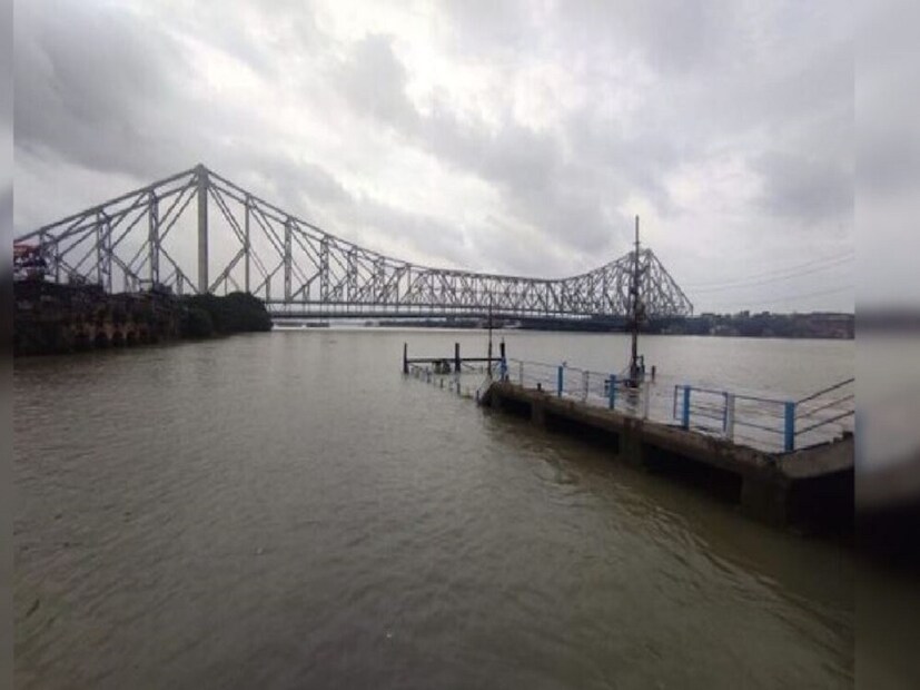 এনজিটি-র নির্দেশে বলা হয়েছে,অপরিশোধিত নিকাশী নালার জল এবং বর্জ্য মিশেই পশ্চিমবঙ্গে গঙ্গার জলে দূষণের মাত্রা এতটাই বেড়ে গিয়েছে যে তাতে স্নান করাই বিপজ্জনক৷ 