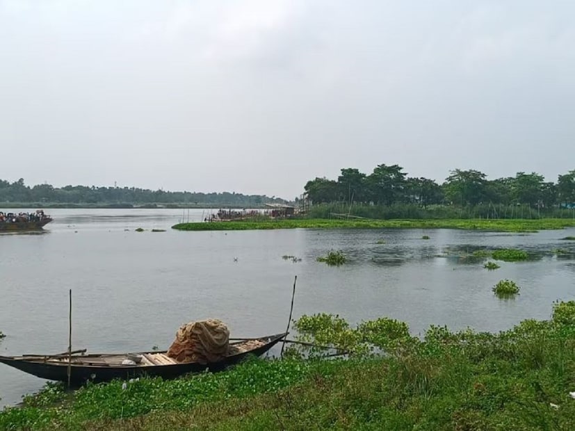 প্রতিদিন এ রাজ্যে গঙ্গার জলে প্রায় ২৫ কোটি লিটার অপরিশোধিত নিকাশী নালার জল মিশছে বলেও জানিয়েছে জাতীয় পরিবেশ আদালত৷ 