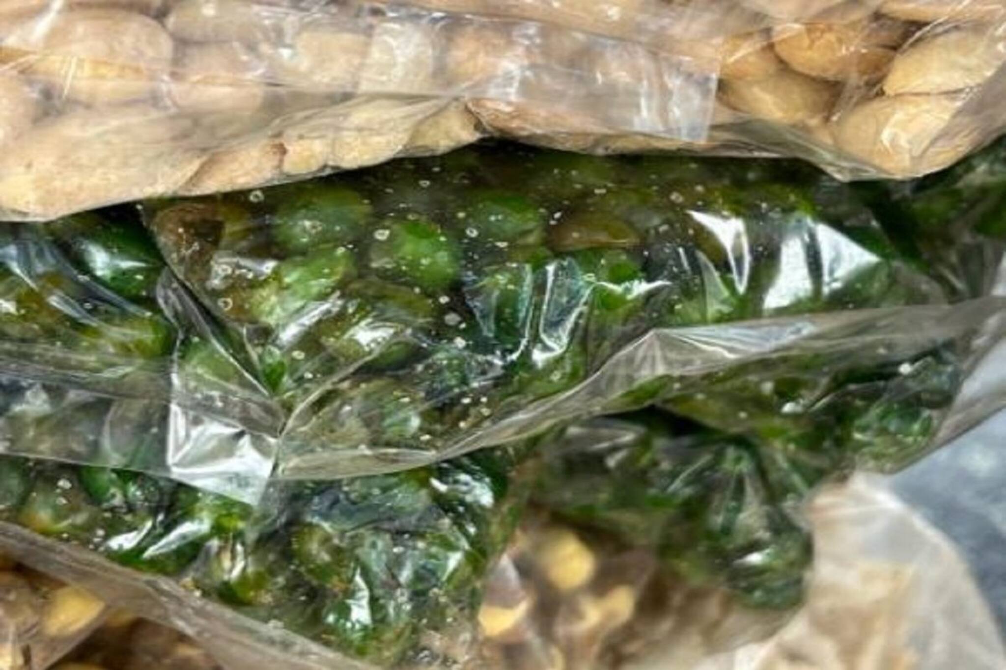 বাসে ট্রেনে সবুজ মটর কিনে খাচ্ছেন? মটরশুঁটি নয়, আসলে কী জানলে শিউড়ে উঠবেন