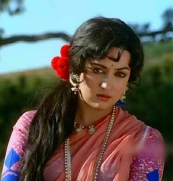 কয়েক বছর পর হেমা মালিনী জানান, এই ছবির প্রস্তাব তাঁকে প্রথম দেওয়া হয়েছিল। অভিনেত্রী জানিয়েছেন যে রাজ কাপুর জানতেন যে তিনি এই ছবিটি প্রত্যাখ্যান করবেন, তবুও তিনি হেমাকে এই ছবির প্রস্তাব দিয়েছিলেন।