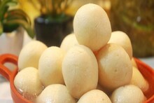 নরম তুলতুলে গরম রসগোল্লা খান, একাধিক জটিল রোগ সারবে! এই সব উপকারিতা জানেন?