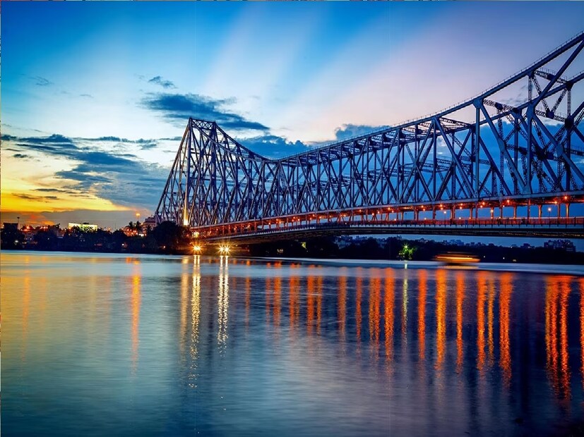 *ব্রিজটি আট দশকে কত ঘটনার যে সাক্ষী তার ঠিক নেই। এই ব্রিজকে গ্রান্ড ওল্ড লেডি অফ কলকাতার গেটওয়ে নামেও ডাকা হয়। এই ব্রিজের দৈর্ঘ্য ৭০৫ মিটার( ২৩১৩ ফুট) এবং প্রস্থ ২১ মিটারেরও বেশি এবং উচ্চতা প্রায় ৮২ মিটার। সংগৃহীত ছবি। 