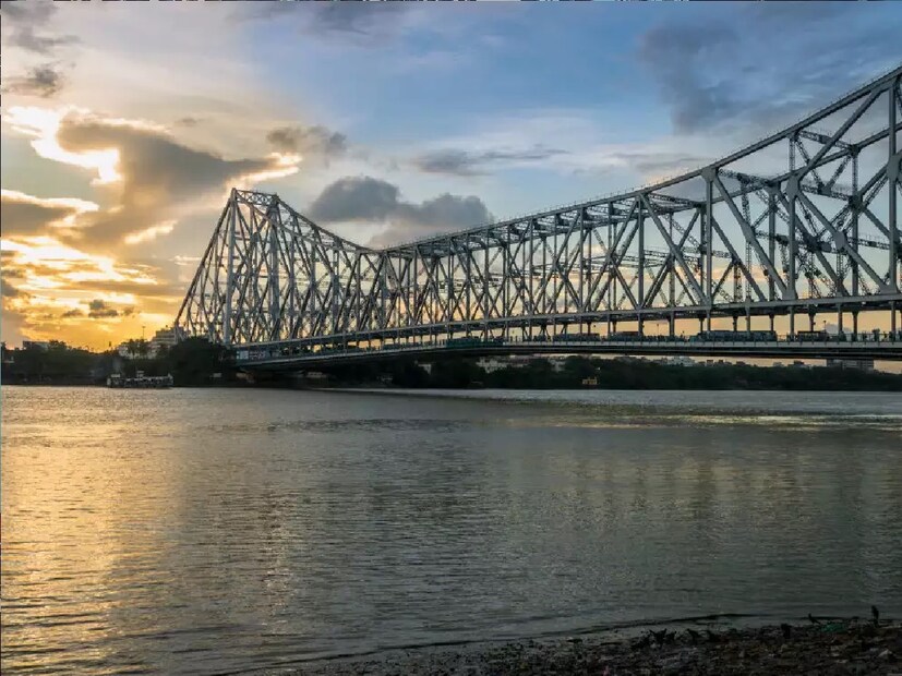 *যত দিন গড়াচ্ছে ততই ব্যস্ত হয়ে উঠছে এই ব্রিজ। দিবারাত্রি বিরাম নেই। ব্যস্ততম এই ব্রিজ হাওড়া কলকাতার মানুষের কাছে গর্বের। এমনও শোনা যায়, হাওড়া ব্যথিত সারা দেশের মানুষের কাছে হাওড়া বলতে প্রথমে তাদের মনে জ্বলজ্বল করে ওঠে এই ব্রিজের ছবি। সংগৃহীত ছবি। 