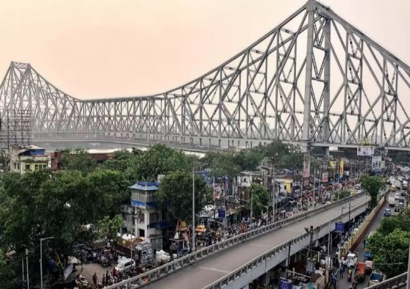 *প্রতিদিন লক্ষাধিক মানুষ অসংখ্য যানবাহন যাতায়াত করে এই ব্রিজ হয়ে। শুধু হাওড়া বা কলকাতা নয়, সারা দেশের যোগাযোগ ব্যবস্থার অন্যতম এই ব্রিজ। ব্যস্ততম এই ব্রিজ কোরোনা সময়ে বা লকডাউনে দেখা গেছে শুনশান জন মানবহীন অচেনা ছবি। সংগৃহীত ছবি। 