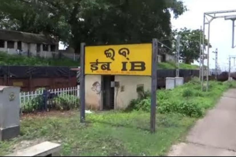 ওড়িশার ঝারসুগুড়া জেলার অন্তর্গত এই স্টেশন ভারতীয় রেলের বিলাসপুর ডিভিশনের অন্তর্গত। ইব রেলস্টেশনে রয়েছে ২টি মূল প্ল্যাটফর্ম। ১৮৯১ সাল থেকে এই ইব স্টেশন কার্যকরী হয়। এখান দিয়ে ট্রেন চলাচল শুরু হয়। অর্থাৎ ১৩০ বছরেরও বেশি বয়স এই স্টেশনের। 