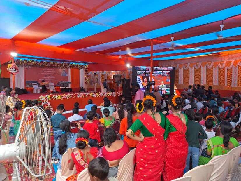 পাশাপাশি আরও আলোক-উজ্জ্বল হয়ে উঠবে স্টেশন। প্রযুক্তিগত দিক থেকেও হবে উন্নত। আগামী এক বছরের মধ্যেই এই কাজ শেষ করার লক্ষ্যে রেল। (ছবি: সেবক দেবশর্মা)