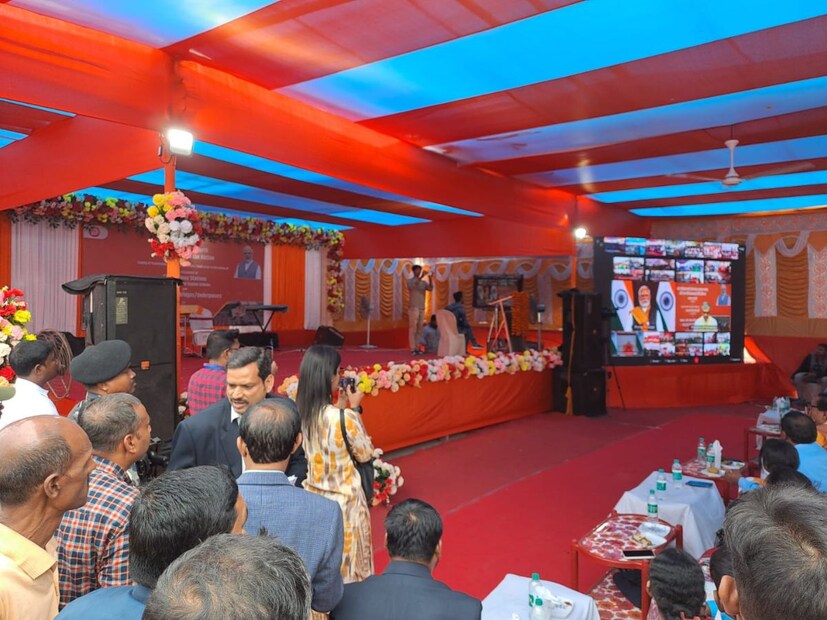 'অমৃত ভারত' স্টেশন প্রকল্পে নতুন সাজে সেজে উঠবে 'মালদহ কোর্ট স্টেশন'। তার জন্য বরাদ্দ করা হয়েছে ৯ কোটি টাকারও বেশি। সোমবার অর্থাৎ আজ ভার্চুয়ালি এই স্টেশনের আধুনিকীকরণ প্রকল্পের সূচনা করেন প্রধানমন্ত্রী নরেন্দ্র মোদি। (ছবি: সেবক দেবশর্মা)