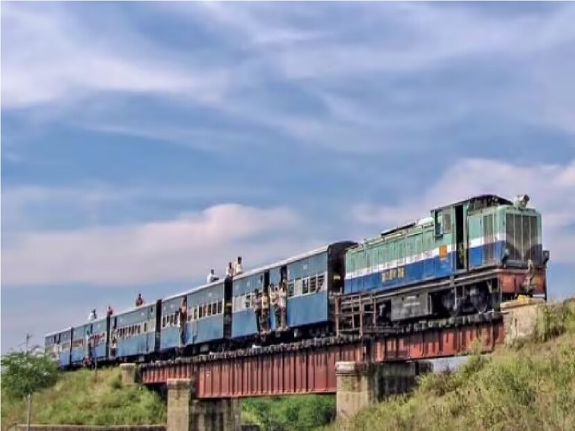 ভারতীয় রেলওয়ে সারা বিশ্বের অন্যতম  বৃহত্তম কর্মচারী-চালিত সংস্থা। এটি এশিয়ার বৃহত্তম রেলওয়ে নেটওয়ার্ক এবং এক ব্যবস্থাপনার অধীনে থাকা বিশ্বের দ্বিতীয় বৃহত্তম রেল নেটওয়ার্ক। উত্তরে কাশ্মীর থেকে দক্ষিণে কন্যাকুমারী পর্যন্ত সারা দেশে অসংখ্য ট্রেন চলাচল করে৷ ভারতীয় রেলে ভারত সরকার দ্বারা পরিচালিত পাবলিক রেলওয়ে পরিষেবা৷ বর্তমানে প্রায় ১২ লক্ষ মানুষ রেলওয়েতে কর্মরত৷