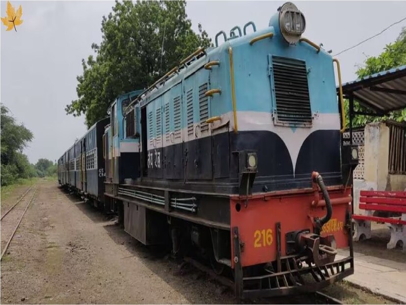 হাই স্পিড রেল, বন্দে ভারত যা  বুলেট ট্রেনের সমকক্ষ হিসেবে এখন ভারতীয় রেলওয়ে ট্র্যাকে চলে৷ এছাড়াও আরও উন্নতর  পরিষেবা আনার নিরন্তর চেষ্টা চলছে। তা ছাড়া, ম্যাগনেট পাওা ব্যবহার করে হাই-স্পিড ট্রেন আনারও চেষ্টা করছে রেল বিভাগ। কিন্তু এত কিছুর পরেও জানেন কি দেশে একটি মাত্র রেললাইন রয়েছে যা এখনও ব্রিটিশ কোম্পানির অধীনে রয়েছে। ভারত সরকার এখনও সেই রেলওয়ে ট্র্যাকের পরিষেবার  জন্য ব্রিটিশদের টাকা দিচ্ছে।