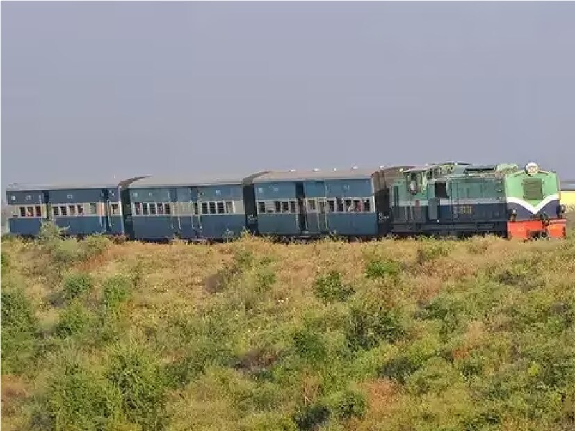 মহারাষ্ট্র রাজ্যের ইয়াভাতমাল এবং মূর্তিজাপুরের মধ্যে একটি ১৯০ কিলোমিটার দীর্ঘ সাকুন্ডলা রেলপথ রয়েছে। ১৯১০ সালে, সকুন্ডলা রেলওয়ে একটি বেসরকারি ব্রিটিশ কোম্পানি, কিলিক-নিক্সন তৈরি করেছিল৷  গ্রেট ইন্ডিয়ান পেনিনসুলার রেলওয়ে (গ্রেট ইন্ডিয়ান পেনিনসুলার রেলওয়ে),  ব্রিটিশ শাসনাকালে মধ্য ভারতে জুড়ে ট্রেন  চালাত৷