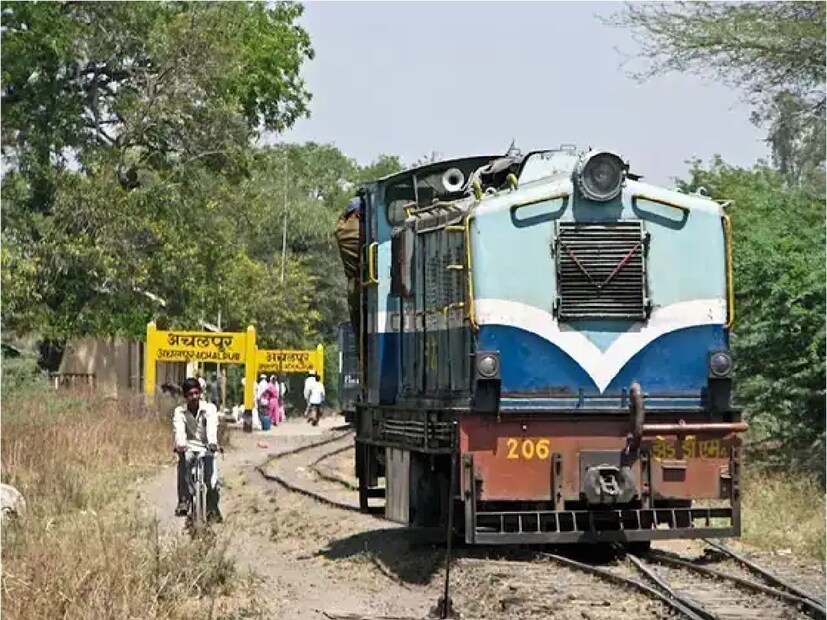 ১৯৫২  সালে ব্রিটিশ রেলওয়ে জাতীয়করণ করা হলে, শুধুমাত্র এই লাইনটি ওই ব্রিটিশ কোম্পানির কাছ থেকে কেনা হয়নি। ১৯ শতকে ট্র্যাক স্থাপনকারী ওই কোম্পানি এখনও এই রেলপথের রক্ষণাবেক্ষণর দায়িত্বে রয়েছে৷  আর ভারত এখনও এখানে ট্রেন লাইন ব্যবহারের জন্য ব্রিটিশদের এক কোটি টাকা দেয়৷