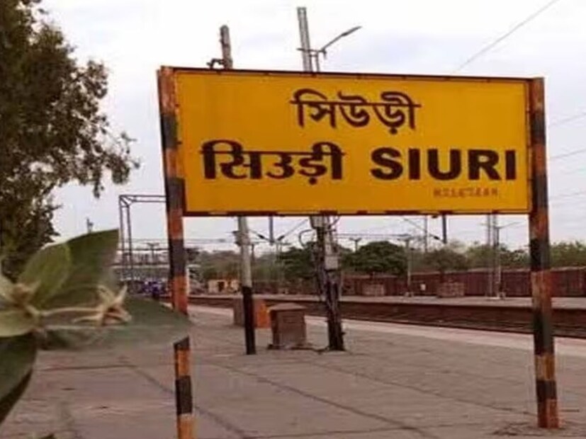 পূর্ব রেলের পক্ষ থেকে জানানো হয়েছে, দীর্ঘ দিন ধরে স্টেশন সাজানোর পরিকল্পনা গ্রহণ করা হয়েছিল। যাত্রী সংখ্যার নিরিখেই স্টেশন বাছাই করা হয়েছিল। এছাড়া অর্থনৈতিক ভাবে লাভজনক এমন স্টেশন বাছাই করা হয়েছিল। তার প্রেক্ষিতেই আসানসোল ডিভিশনের এই স্টেশনকেই বাছাই করা হয়েছে। পূর্ব রেলের পক্ষ থেকে জানানো হয়েছে আগামী এক বছরে এই কাজ শেষ হয়ে যাবে৷ 