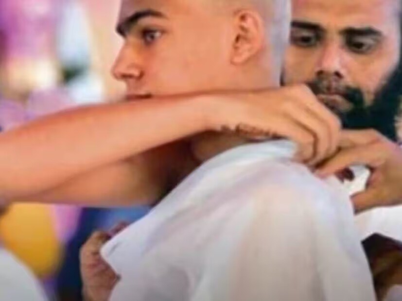 দিগম্বর সাধুরা কোনও পোশাক বা কাপড় পরেন না, কিন্তু জৈন সাধুরা অবশ্যই শাড়ির আকারে সাদা পোশাক পরেন। প্রচণ্ড  ঠান্ডার মধ্যেও তাঁরা শুধুমাত্র ওই একটি সাদা কাপড়ই পরিধান করে থাকেন৷ এদিকে দিগম্বর  সাধুরা প্রবল ঠান্ডাতেও কোনও রকমের কোনও পোশাকই পরে না। হ্যাঁ, শ্বেতাম্বর সাধুরা তাঁদের ১৪ টি জিনিসের মধ্যে একটি কম্বল রাখেন। এটি অত্যন্ত পাতলা এবং এটি তাঁরা এটি শুধুমাত্র ঘুমানোর সময় ব্যবহার করেন৷  (Photo Courtesy of Jain Community)