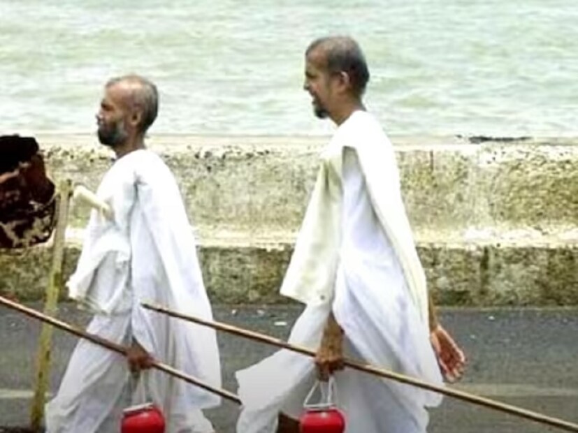 শ্বেতাম্বর এবং দিগম্বর সন্ন্যাসীরা মাটিতে ঘুমোন। সেটা শুধু মেঝে হতে পারে কিংবা কাঠের উপর। প্রচণ্ড শীতেও একই ব্যবস্থা। অনেকে অবশ্য মাদুর পাতেন। কেউ কেউ ঘাস বিছিয়ে নেন। তবে এঁদের ঘুম কম। বিশেষ করে দিগম্বর সন্ন্যাসীদের সম্পর্কে এই কথা বলা হয়।