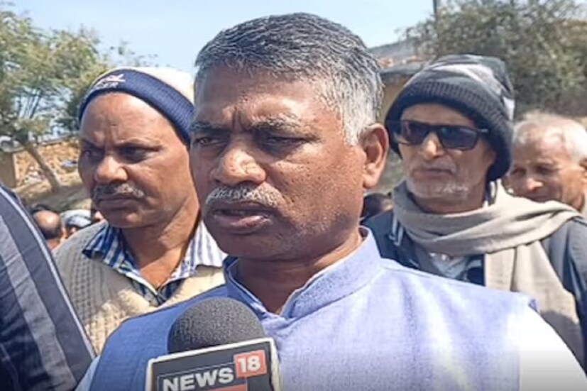 সিকান্দ্রার বিধায়ক প্রফুল্ল মাঝিও ওই বৈঠকে যোগ দিয়েছিলেন। তিনি গ্রামবাসীদের সমর্থনেই কথা বলেন। তাঁর বক্তব্য, এটা বিশ্বাসের বিষয়। গ্রামবাসীরা তাঁদের গ্রামেই মূর্তিটি রাখতে চাইছেন। ফলে তাতে কারও বাধা দেওয়ার প্রশ্নই ওঠে না। ওই সভায় সিদ্ধান্ত হওয়ার পরেই গ্রামবাসীরা মূর্তিটিকে কাঁধে তুলে নিয়ে জয় শ্রী রাম এবং ভগবান সূর্যের নাম জপতে জপতে ঠাকুরবাড়ি মন্দিরে পৌঁছন। এরপর সেখানে শুরু হয় অষ্টযাম।গ্রামবাসীরা রামধুন শুরু করেন। মহিলারাও পৌঁছন মন্দিরে। শুরু হয় মূর্তির আরাধনা।