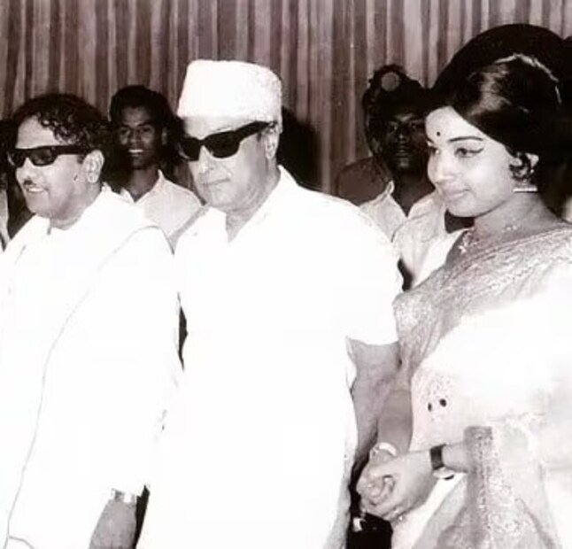 ‘ডক্টরবাবু’ ছিল শোভনের সঙ্গে জয়ললিতার প্রথম সিনেমা। এটা তাঁর অভিনয় জীবনের শেষ ছবিও। এরপরই তিনি চলচ্চিত্র জগতকে পাকাপাকিভবে বিদায় জানিয়ে রাজনীতিতে পা রাখেন এমজিআর-এর নির্দেশে। দুজনে একসঙ্গে ২৮টি হিট সিনেমা উপহার দিয়েছেন। এমজিআরের সঙ্গে জয়ললিতার গভীর সম্পর্ক ছিল বলে শোনা যায়। জয়ললিতা তাঁকেও বিয়ের প্রস্তাব দেন। কিন্তু তিনিও দ্বিতীয় স্ত্রীর কারণে রাজি হননি। (Photo: Instagram@jayalalitha_amma)