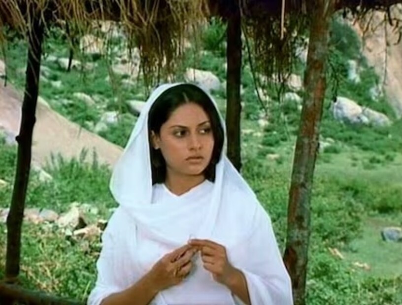 জানা যায়, সেই সময়ে 'শোলে' তৈরি করতে খরচ হয়েছিল ৩ কোটি টাকা। দেশের ১০০টিরও বেশি সিনেমা হলে ২৫ সপ্তাহ ধরে ২৫ কোটি টিকিট বিক্রি হয়, আয় হয় ৩৫ কোটি টাকা।