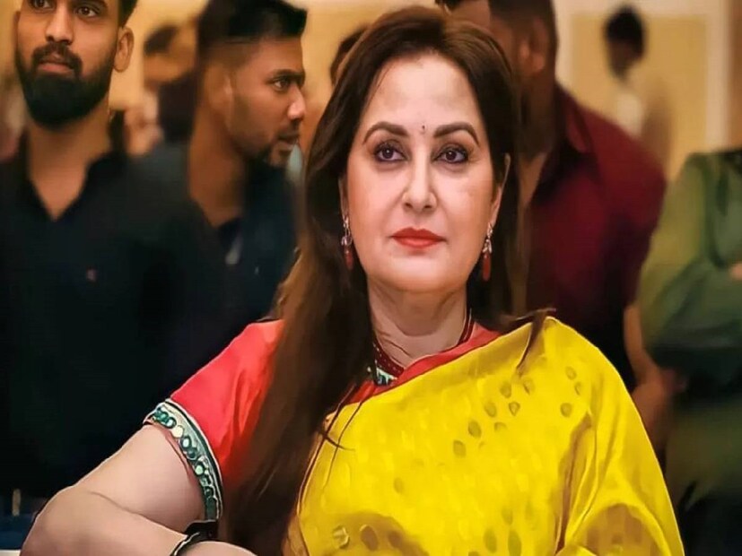 চলচ্চিত্রে পা রেখেই নিজের আসল নামটি পরিবর্তন করে ফেলেছিলেন এই অভিনেত্রী৷ তাঁর আগের নাম ছিল ললিতা রানি৷ তাঁর পরেই নাম বদলে জয়া প্রদা রাখেন তিনি৷