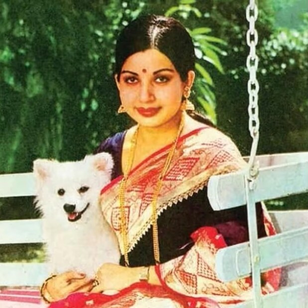 ১৯৬৫ সালে ‘ভেনিরা আদাই’-এ অভিনয়ের মাধ্যমে সিনেমায় পা রাখেন জয়ললিতা। তাঁর নিজের জীবন ওঠাপড়ায় ভরা। ৬ বার তামিলনাড়ুর মুখ্যমন্ত্রী নির্বাচিত হন। জয়ললিতার অভিনয় জীবন মোটামুটি কুড়ি বছরের। শিশু শিল্পী হিসেবে আত্মপ্রকাশ। ১৪০টি সিনেমায় নায়িকা হিসেবে অভিনয় করেছেন। চলচ্চিত্র ও রাজনৈতিক জীবনের পাশাপাশি অভিনেতা শোভন বাবু এবং এমজি রামচন্দ্রনের সঙ্গে তাঁর প্রেম খবরের শিরোনামে উঠে আসে। (Photo: Instagram@jayalalitha_amma)
