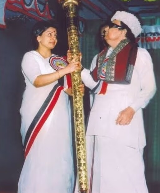 এমজিআর তামিলনাড়ুর মুখ্যমন্ত্রী হওয়ার পর জয়ললিতাকে রাজনীতিতে নিয়ে আসেন। এআইএডিএমকে-তে যোগ দেন অভিনেত্রী। এমজিআর-এর জন্যই দলে জয়ললিতার মর্যাদা দ্রুত বৃদ্ধি পায়। দুজনের সম্পর্ক নিয়ে নানা মুখরোচক খবর ছড়াতে শুরু করে। এরপরই জয়ললিতা এমজিআরের থেকে নিজেকে সরিয়ে নেন। দুজনের মধ্যে দূরত্ব বাড়তে থাকে। (Photo: Instagram@jayalalitha_amma)