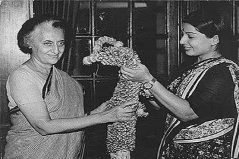 মনোরমার প্রতিবেদন অনুযায়ী, এমজিআর হাসপাতালে ভর্তি হওয়ার পর জয়ললিতা প্রধানমন্ত্রীকে চিঠি লেখেন। তাঁকে এমজিআরের সঙ্গে দেখা করার অনুমতি দেওয়া হয়। কিন্তু এমজিআরের পরিবারের সদস্যরা জয়ললিতাকে হাসপাতালে যেতে দেননি। দীর্ঘ অসুস্থতার পর ১৯৮৭ সালের ২৪ ডিসেম্বর প্রয়াত হন এমজিআর। শেষযাত্রায় যোগ দেন জয়ললিতা। তবে তিনিও আর কোনওদিন বিয়ে করেননি।
