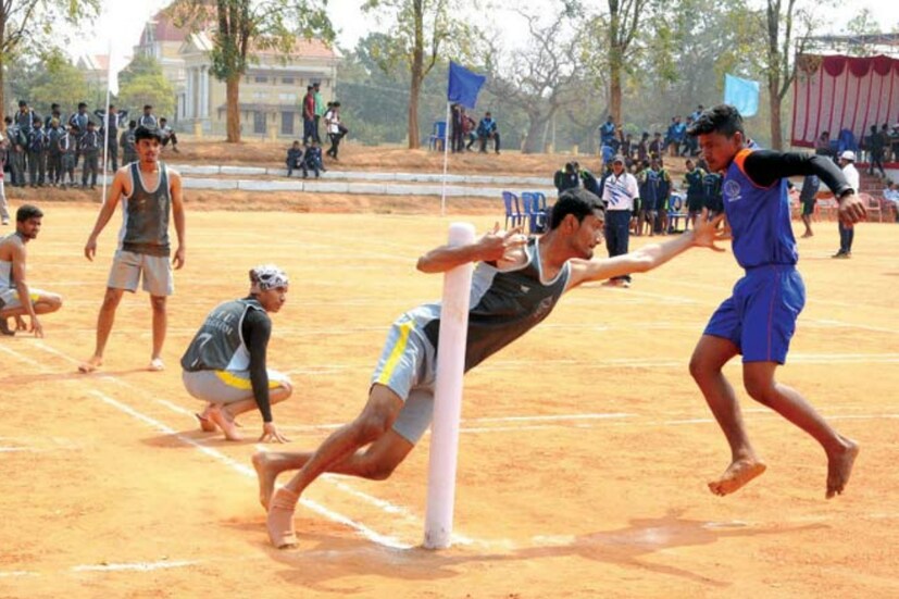 ভারতে উৎপত্তি খো খো খেলার। তবে দক্ষিণ এশিয়া জুড়ে ব্যাপকভাবে খো খো খেলা হয়। দক্ষিণ আফ্রিকা ও ইংল্যান্ডেও হয় এই খেলা। ‘ট্যাগ’ বা ‘ক্যাচ’ থেকেই সম্ভবত খো খো খেলার উৎপত্তি বলে মনে করা হয়। ট্যাগ ও ক্যাচের অর্থ হল কাউকে তাড়া করে ধরে ফেলা।