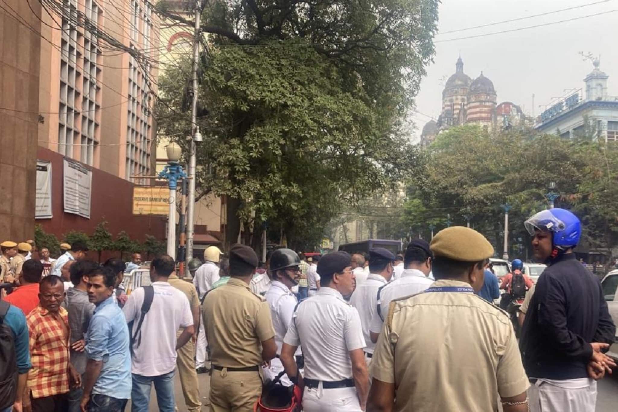 রিজার্ভ ব্যাঙ্কের সামনে তুমুল উত্তেজনা ! সকাল সকাল রণক্ষেত্র হয়ে উঠল শহর কলকাতা