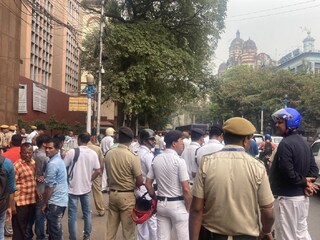 সকাল সকাল রণক্ষেত্র হয়ে উঠল শহর কলকাতা