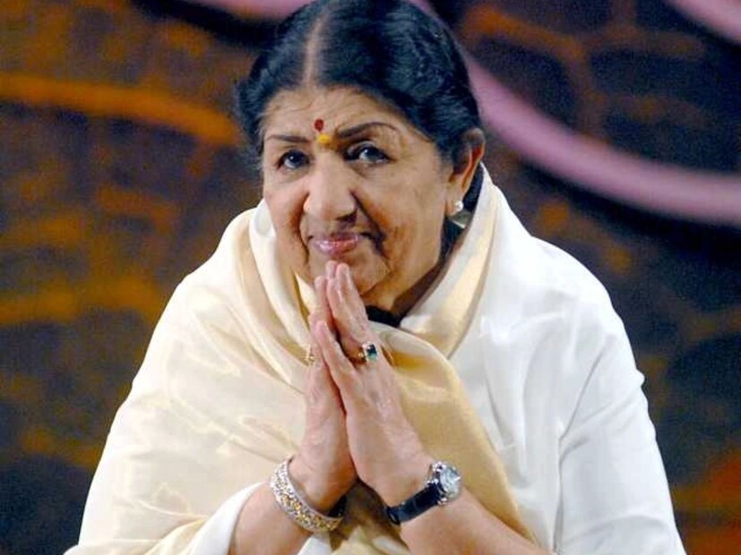 স্টুডিওতে পৌঁছে তিনি সঙ্গীতজ্ঞ খেমচাঁদকে জিজ্ঞেস করলেন- 'ইনি কে যে আমাকে অনুসরণ করছে?' খেমচন্দ্র পিছন ফিরে তাকাতেই হাসতে লাগলেন এবং বললেন- 'ইনি কিশোরকুমার, অশোক কুমারের ভাই।'