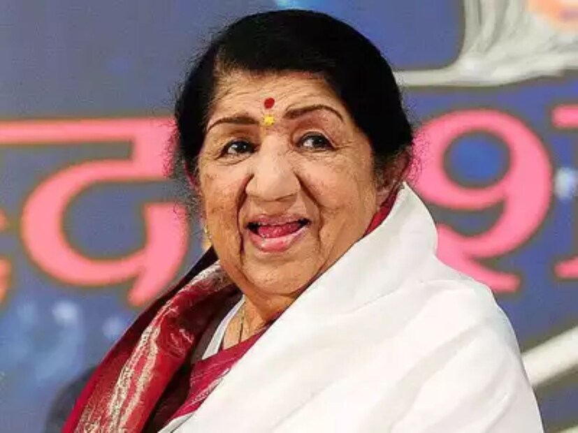 লতা তার বাবা-মা এবং ভাইবোনদের সঙ্গে সুখী জীবনযাপন করছিলেন। কিন্তু সময়ের সঙ্গে সঙ্গে লতার বাবার আর্থিক অবস্থার অবনতি ঘটে। দীননাথের থিয়েটার কোম্পানিও বন্ধ হয়ে যায় এবং তাঁর অনেক ঋণ ছিল। বাবা দীননাথ অল্প বয়সে মারা গেলে, কন্যা লতা হঠাৎ করে পরিবারের অভিভাবকের ভূমিকায় অবতীর্ণ হন।
