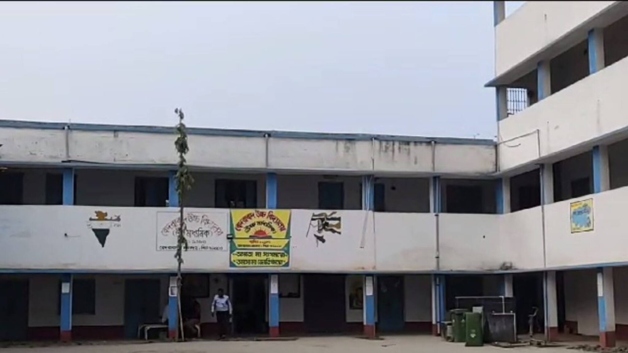 Madhyamik Exam 2024: মালদহে পরীক্ষা কেন্দ্রে কীভাবে মোবাইলসহ দুই পরীক্ষার্থী? প্রশ্নের মুখে নজরদারি Madhyamik Exam 2024: মালদহে পরীক্ষা কেন্দ্রে কীভাবে মোবাইলসহ দুই পরীক্ষার্থী? প্রশ্নের মুখে নজরদারি