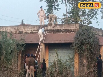 ছাদে উঠে নমুনা সংগ্রহ