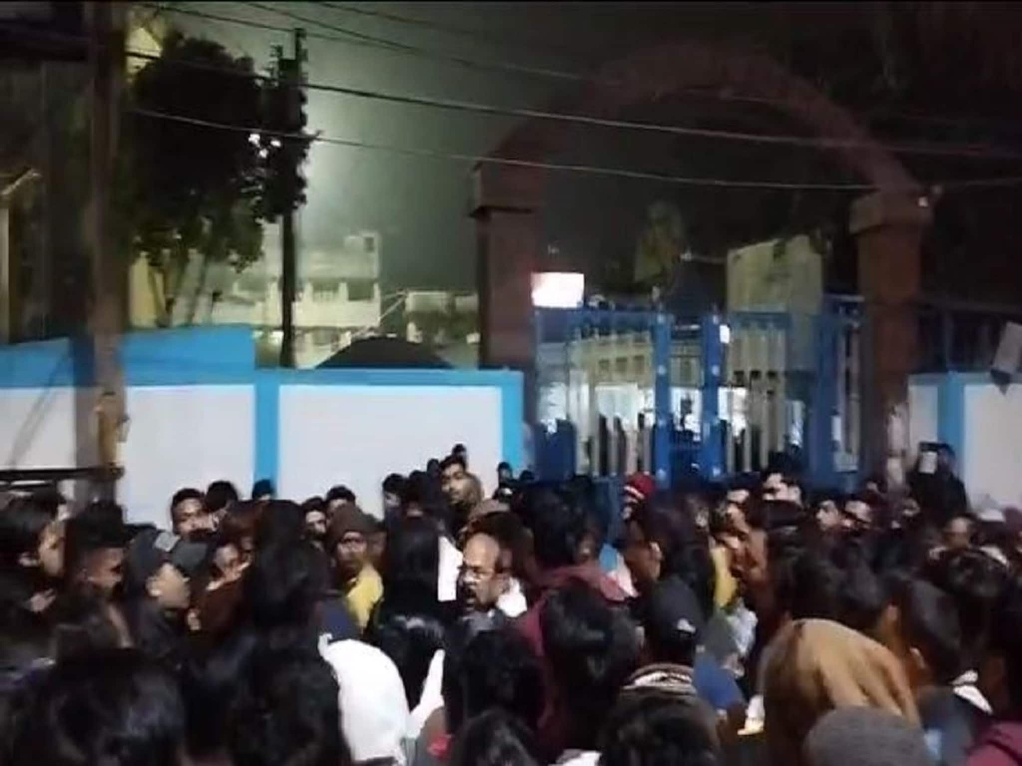Malda: এক জায়গায় দেহ, গুদামের ছাদে পড়ে মাথা! মালদহে নিখোঁজ বালিকার ভয়ঙ্কর পরিণতি, আছড়ে পড়ল জনরোষ