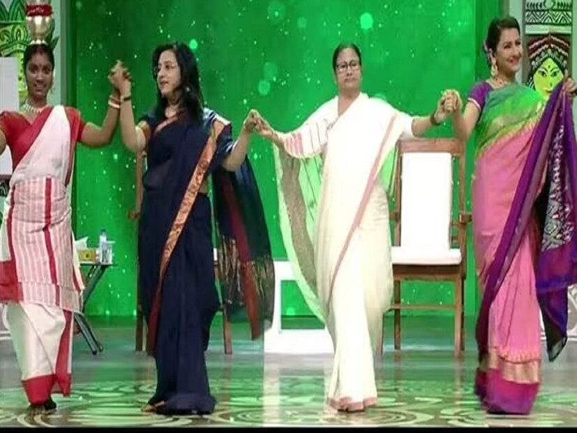 *প্রোমোর একদম শুরুতে রচনা বন্দ্যোপাধ্যায় বলেন, 'প্রথমবার দিদি নম্বর ওয়ানের অনুষ্ঠানে আসছেন বাংলার দিদি নম্বর ওয়ান মাননীয়া মুখ্যমন্ত্রী মমতা বন্দ্যোপাধ্যায়।' এরপর তাঁকে উত্তরীয় পরিয়ে বরণ করে নেন। সেই উত্তরীয় ফের অভিনেত্রী পরিয়ে দেন মুখ্যমন্ত্রী। সংগৃহীত ছবি।  