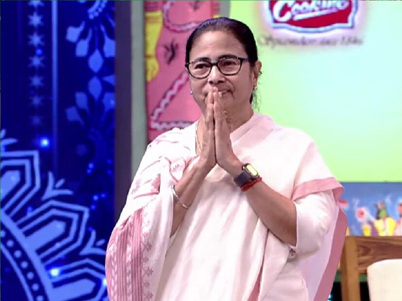 *এ দিনের এপিসোডে মুখ্যমন্ত্রী ছাড়াও খেলবেন সৌরভ গঙ্গোপাধ্যায়ের স্ত্রী তথা ওড়িশি নৃত্যশিল্পী ডোনা গঙ্গোপাধ্যায়। প্রোমোতে রচনা বন্দ্যোপাধ্যায়ের সঙ্গে হাত ধরে নাচতে দেখা গিয়েছে মমতা বন্দ্যোপাধ্যায় এবং ডোনা গঙ্গোপাধ্যায়কে। সংগৃহীত ছবি। 