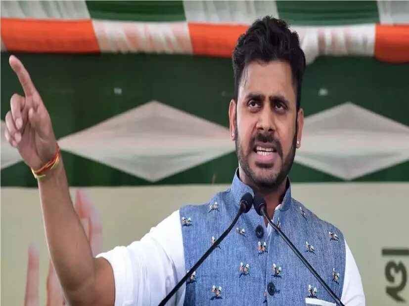 চলতি রনজি মরশুমে বাংলার দৌড় শেষ হওয়ার দিনেই ক্রিকেট থেকে অবসর নিয়েছেন মনোজ তিওয়ারি। তিওয়ারি একদিকে যেমন ক্রিকেট খেলেন তেমনিই তিনি মমতা বন্দ্যোপাধ্যায় মন্ত্রিসভার ক্রীড়ামন্ত্রীও। সম্প্রতি রনজি ট্রফি বন্ধের  দাবি জানিয়েছিলেন৷
