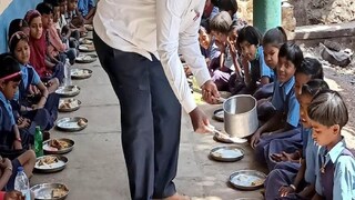 রাজ্যের মিড ডে মিলকেই ‘মডেল’ বলে আখ্যা, ভূয়সী প্রশংসা কেন্দ্রের (Representative Image)
