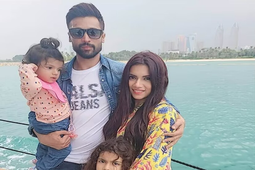 মহম্মদ আমির ২০১৬ সালে তার প্রেমিকা আইনজীবী নারজিসকে বিয়ে করেন। বর্তমানে তাদের ২টি কন্যা সন্তান রয়েছে। ২০১৭ সালে তাদের প্রথম কন্যা মিনসা এবং ২০২০ সালে দ্বিতীয় কন্যা জোয়ার জন্ম হয়। 