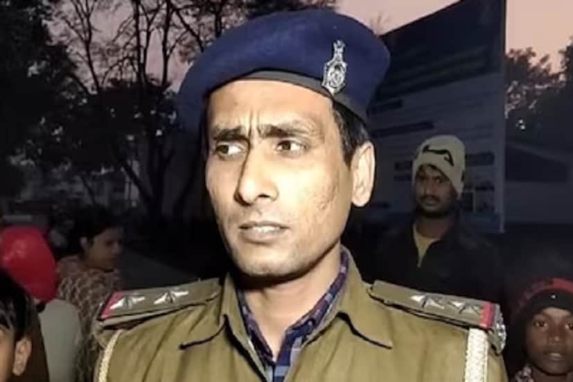 পরে পুলিশ জানায়, কল্পনা নামে স্থানীয় একটি মেয়ে আত্মহত্যার চেষ্টা করেছিলেন। তাঁকে পরিবারের সদস্যদের কাছে হস্তান্তর করা হয়েছে। পুলিশ জানায়, সম্প্রতি বিয়ে হয়েছে তাঁর। স্বামীর সঙ্গে বিবাদের জেরে বাপের বাড়ি চলে এসেছিলেন কল্পনা। তারপরই সন্ধ্যায় আত্মহত্যার চেষ্টা করেন।