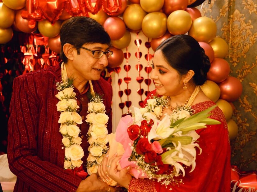 বিয়ে নিয়ে হাজারে জল্পনার মধ্যে সংবাদমাধ্যমে মুখ খুলেছেন অভিনেতার স্ত্রী শ্রীময়ী চট্টরাজ৷ তিনি জানান, ভ্যালেন্টাইন্স ডে-র দিন হাঁটু মুড়ে ফিল্মি কায়দায় প্রপোজ করেন কাঞ্চন মল্লিক৷ তারপরই বলেন, 'আমাকে বিয়ে করবে?' সঙ্গে সঙ্গে উত্তরে হ্যাঁ  বলেন অভিনেত্রী৷ বিয়ের পরিকল্পনা আগেই সেরে রেখেছিলেন কাঞ্চন, তবে তা নাকি ঘুনাক্ষরে টের পাননি তিনি৷ 