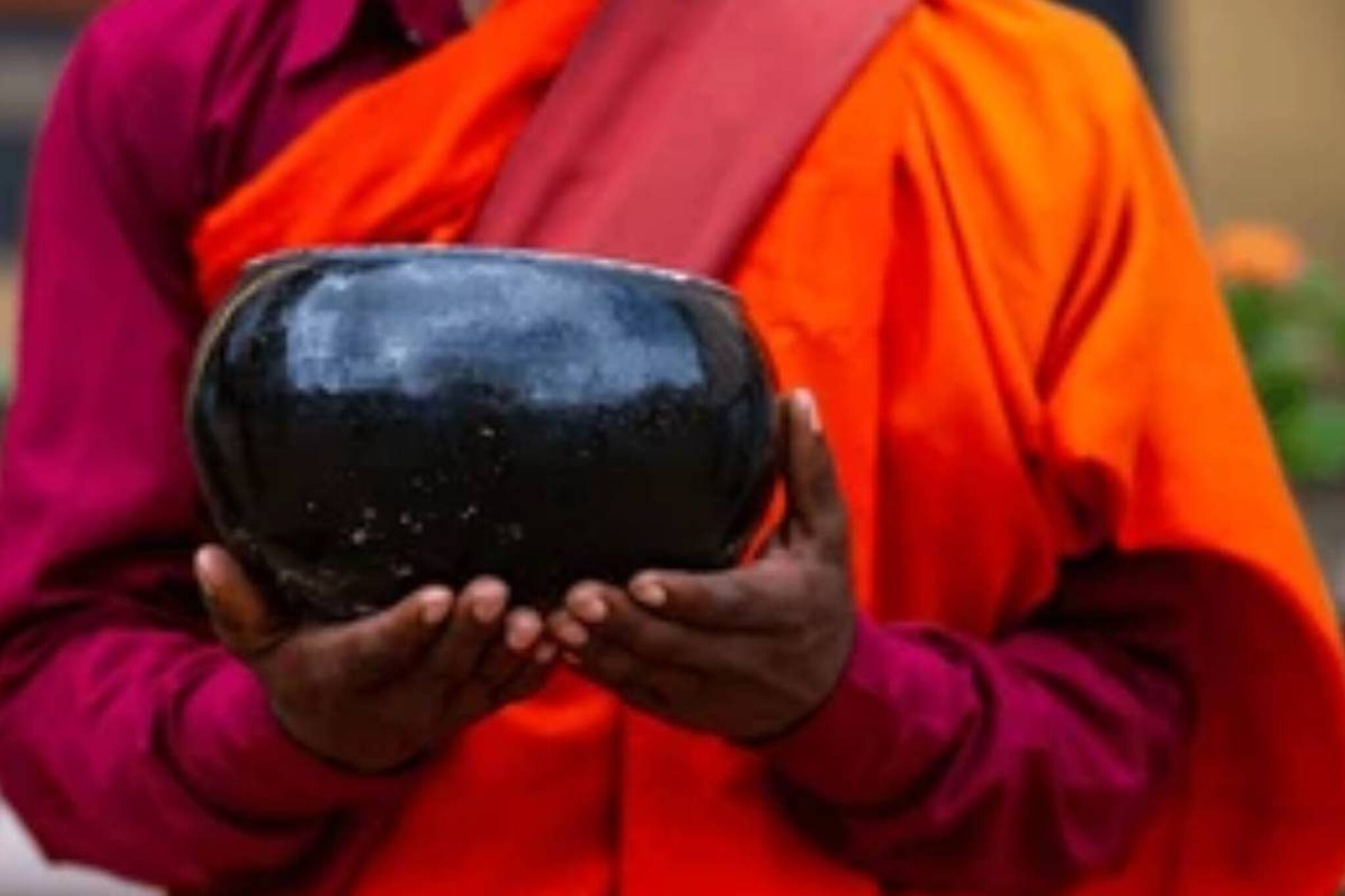 ২২ বছর আগে নিখোঁজ সন্তান ফিরলেন সাধু হয়ে! মায়ের দিকে এগিয়ে দিলেন ভিক্ষাপাত্র