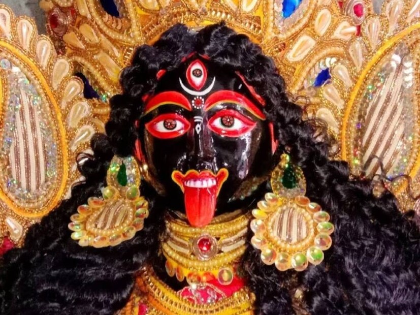 মাঘমাসের চতুর্দশী তিথিতে আজ, বৃহস্পতিবার রটন্তী কালীপুজো৷ প্রতি বছর এই তিথিতেই রটন্তীকালী পূজিতা হন৷ 