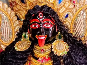 লক্ষ্মীবারে আজ রটন্তী কালীপুজো!সংসারের মঙ্গলকামনায় মহিলারা অর্ঘ্য দিন এই ২ জিনিস লক্ষ্মীবারে আজ রটন্তী কালীপুজো!সংসারের মঙ্গলকামনায় মহিলারা অর্ঘ্য দিন এই ২ জিনিস
