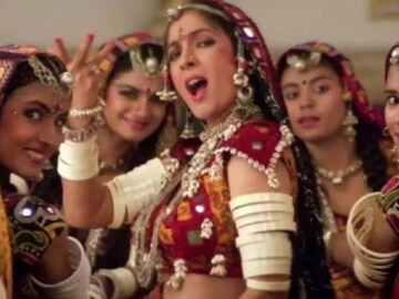 ভরাট চেহারা চাই! সেটেই নীনাকে প্যাডেড ব্রা পরতে বাধ্য করেন পরিচালক, তার পর...