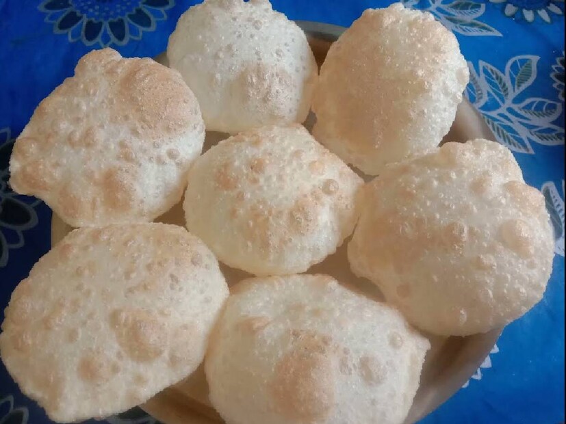 এরপর, তেল এবং ময়দা শুকনো অবস্থাতেই ভাল করে মিশিয়ে নিন৷ ভাল করে মেশানোর পরে মুঠোয় ভরে দেখে নিন সেটা ভাল মতো ডেলা পাকছে কি না৷ যদি সেটা হয়, তাহলে বুঝবেন ময়দায় ঠিকঠাক ময়েন পড়েছে৷ ময়েন বেশি হয়ে গেলে কিন্তু লুচি খাস্তা হয়ে যায়৷ তার নরম ভাব থাকে না৷