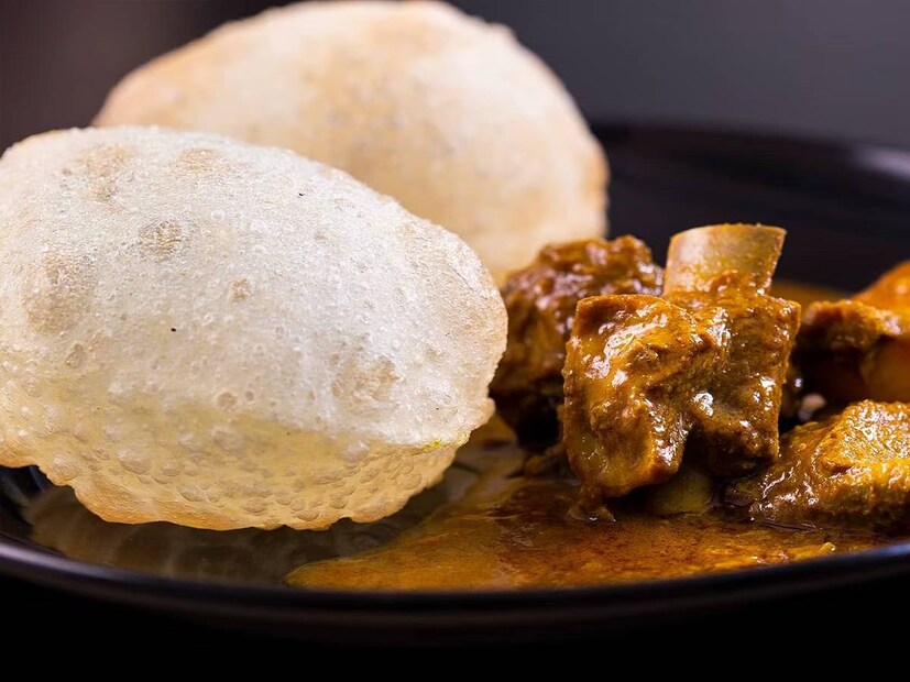 সকাল সকাল ফুলকো ফুলকো সাদা লুচি আর ধোঁয়া ওঠা আলু চচ্চড়ি। পাশে থাকবে গরম জিলিপি আর জিভেগজা৷ আহা! সকাল সকাল এমন ব্রেকফাস্ট কে না চায়? রোজ রোজ না হলেও ছুটির দিনে নরম রোদের সকালে খবরের কাগজ হাতে এমন একটা জলখাবার পেলে আর কী চাই? কিংবা রাতে তুলতুলে মাটনের সঙ্গে ফুলকো ফুলকো লুচি! তৃপ্তি! একেই তো বলে স্বর্গীয় আনন্দ৷ 