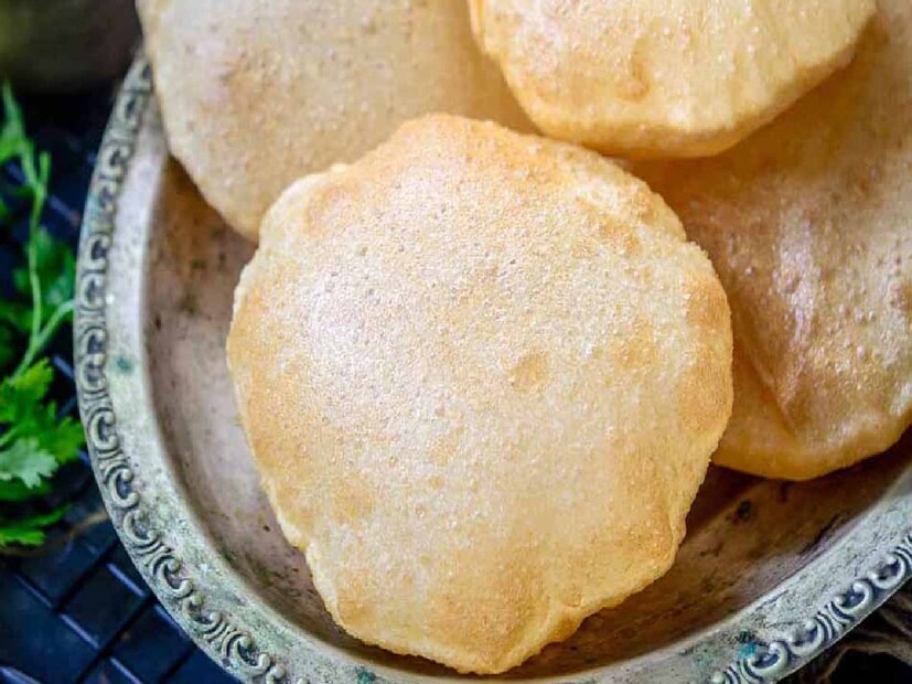 আর লুচির লেচি কখনও শুকনো রাখবেন না৷ সবসময় না বেলা লেচি ভিজে কাপড় ঢেকে রাখুন৷ লুচি বেলেও বেশিক্ষণ ফেলে রাখবেন না৷ মাখা ময়দা যেন কখনও শুকিয়ে না যায়, খেয়াল রাখবেন৷ 